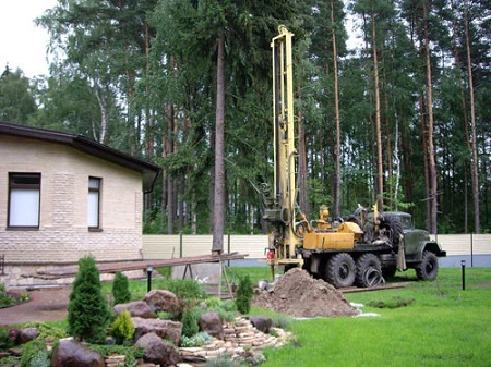 Бурение скважины на воду на даче: способы, достоинства и секрет чистой воды