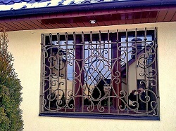 Достоинства кованых решеток на окнах: характеристики и нюансы использования