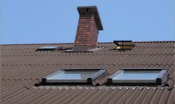 Какими достоинствами обладают асбестоцементные листы и как осуществляется их укладка