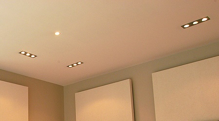 Бесшовные натяжные потолки: достоинства, технология и правила монтажа