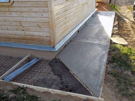 Состав бетона для отмостки: преимущества и этапы устройства