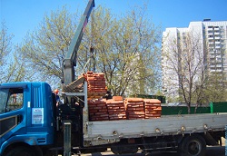 Правила транспортировки кирпича: требования, нормы и способы перевозки