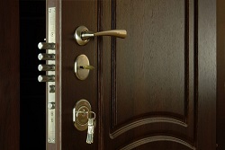 Бронированные двери: ключевые достоинства, характеристики и критерии выбора