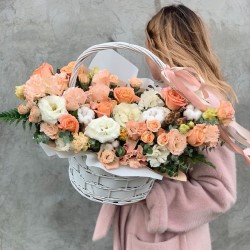 Составляем красивый букет в корзине: что для этого необходимо