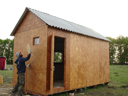 Преимущества строительства бытового помещения из СИП панелей