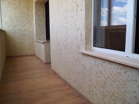 Внутренняя отделка балкона декоративной штукатуркой: способы и преимущества