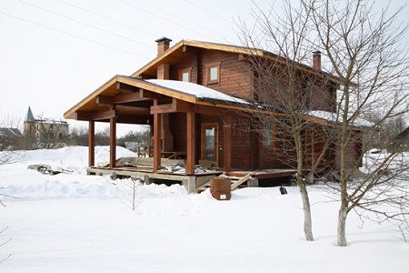 Дом из профилированного бруса: достоинства и особенности