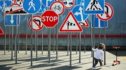 Как и из каких материалов изготавливают дорожные знаки