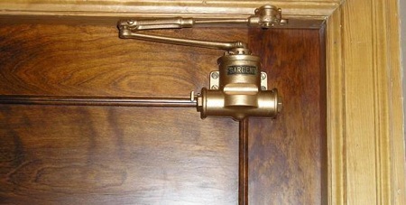 Особенности выбора доводчиков для входных и межкомнатных дверей