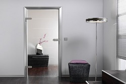 Межкомнатные двери из стекла: их преимущества и технология монтажа