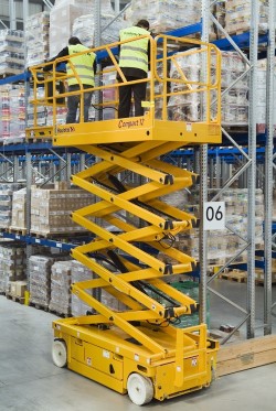 Достоинства электрического ножничного подъемника для склада и особенности его применения