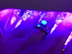 Что такое флюоресценция бриллиантов: особенности этого термина