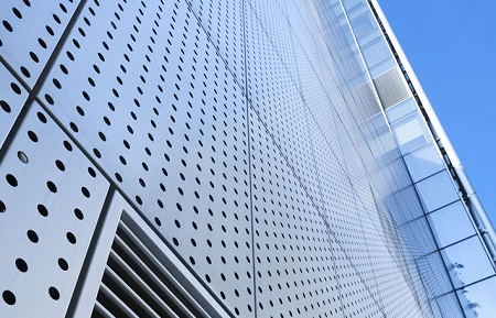 Достоинства и способы установки перфорированного фасада