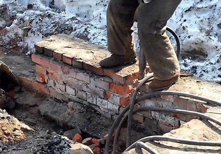 Демонтаж фундамента: правила, особенности и советы