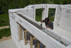 Что представляют собой газобетонные U-образные блоки: их назначение и технология монтажа