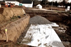 Что представляет собой геотекстиль для фундамента и какими преимуществами он обладает