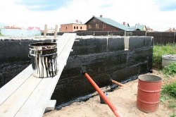 Преимущества битумной мастики как гидроизоляционного материала и технология ее нанесения