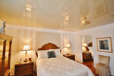 Глянцевый натяжной потолок в спальне: виды, преимущества и критерии монтажа