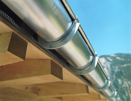 Установка водосточного желоба: этапы и правила монтажа