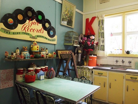 Ретро в интерьере кухни: особенности и выбор мебели