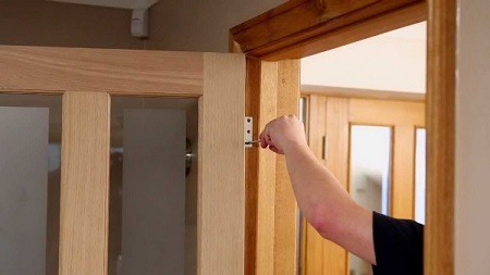 Установка межкомнатных дверей в старую коробку: способы и этапы