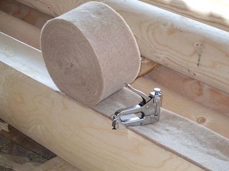 Межвенцовый утеплитель для дома: достоинтва, технология и этапы укладки