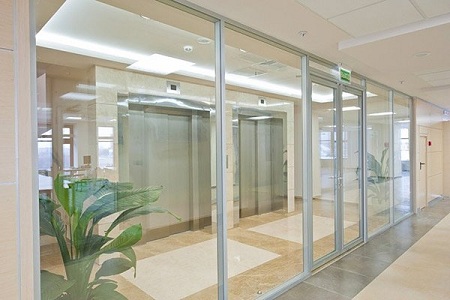 Монтаж интерьерной перегородки из алюминия в офисе