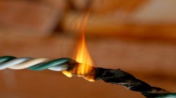 Что делать, если искрит электропроводка: способы ее ремонта