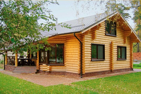 Дома из оцилиндрованного бревна: достоинства, технология и этапы строительства