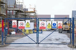 Как организовать безопасное движение на стройплощадке: знаки, ограждения и правила организации