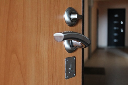 Особенности установки входной металлической двери в каркасном доме: этапы и характеристики