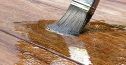 Как узнать, что пора обновлять покрытие маслом, и как это сделать правильно