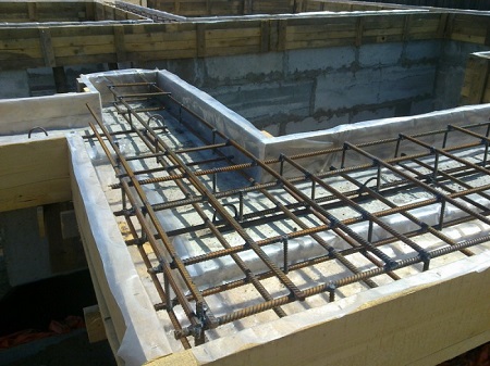 Преимущество армированного фундамента в строительстве дома: изготовление и этапы