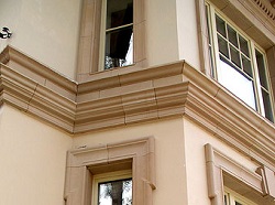 Карнизы для фасада из фибробетона: достоинства материала и монтаж