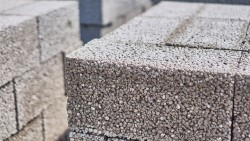 Что представляет собой керамзитобетон и какими достоинствами он обладает