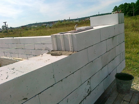 Самостоятельная кладка газобетона: преимущества и этапы процесса