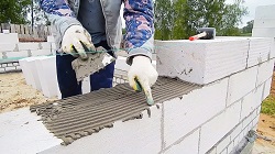 Укладка пеноблоков на клеевой состав: преимущества и порядок действий