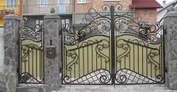 Технология установки кованых ворот: правила и последовательность действий