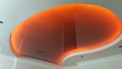 Какими достоинствами обладают криволинейные натяжные потолки и как осуществляется их монтаж