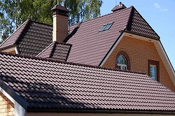 Облицовка кровли металлочерепицей: характеристики материала