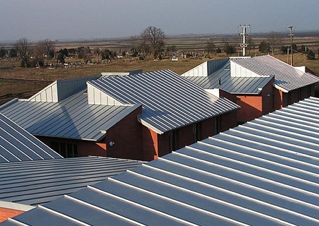 Кровля из оцинкованной стали для дома: конструкция и этапы монтажа