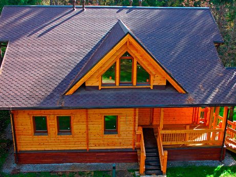 Кровля домов из бруса: особенности и характеристики металлочерепицы