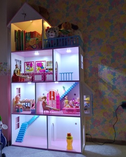 Уникальность конструкции кукольных домиков и внутреннее обустройство