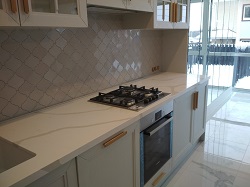 Кварцевая столешница на кухне: монтаж, достоинства и уход