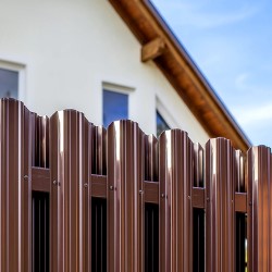 Преимущества использования металлического штакетника для устройства забора