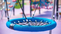 Какими достоинствами обладают метровые качели гнездо для детей и как осуществляется их установка