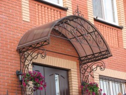 Преимущества устройства металлического навеса над крыльцом