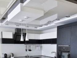 Преимущества многоуровневого натяжного потолка и правила его монтажа