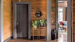 Каких правил необходимо придерживаться в процессе монтажа межкомнатной двери в деревянном доме