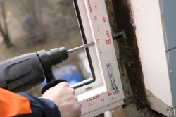 Технология монтажа пластикового окна на пену: каким правилам следовать